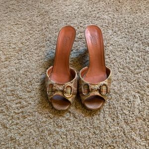 Gucci leather straw horseshoe buckle kitten heels